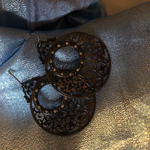 Black Earring Set - Picture 2 of 2